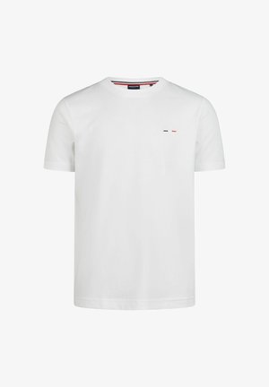 Witte katoenen t-shirt met een ronde hals, korte mouwen en een klein rood en zwart logo op de linkerkant van de borst. Soepele textuur.