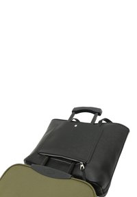 Čierna aktovka pripevnená k predĺženej rukoväti olivovo zelenej kuforovej tašky na kolieskach na bielom pozadí.