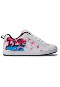 Baskets blanches basses avec logo DC style graffiti en rose et bleu et motif d'éclats d'étoile rose, doublure intérieure noire et lacets blancs.
