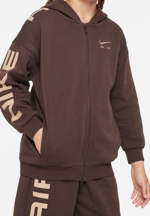 Brązowa bluza z kapturem na zamek, wykonana z miękkiej tkaniny, z kapturem, dużymi przednimi kieszeniami oraz beżowym napisem "Nike Air" na rękawach i na piersi.