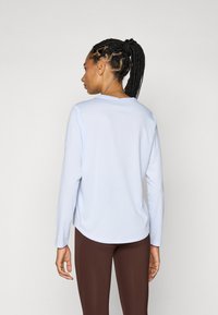ASICS FUJITRAIL LOGO TOP - Top dugih rukava - blue fade