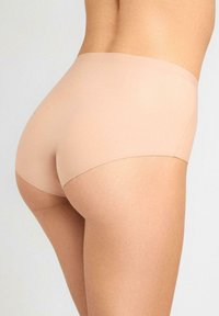 Beżowa, bezszwowa bielizna hipsterska o gładkiej, miękkiej fakturze, z niskim stanem i pełnym zakryciem z tyłu.