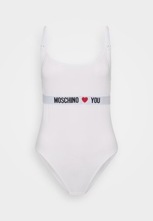 Bela enodelna kopalna obleka s tankimi naramnicami in oprijetim krojem, ki ima kontrastni črno-rdeči elastični trak "MOSCHINO ♥ YOU" okoli pasu.