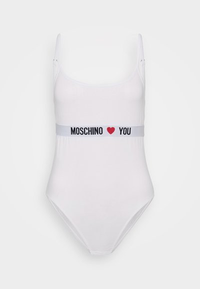 Costum de baie alb, dintr-o singură piesă, cu bretele subțiri și un design mulat, având o bandă elastică contrastantă neagră și roșie cu inscripția "MOSCHINO ♥ YOU" în jurul taliei.