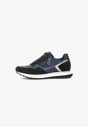 Sneaker da uomo blu navy e nero con suola bianca, lacci e dettaglio della zip laterale, mostrato dal lato esterno.