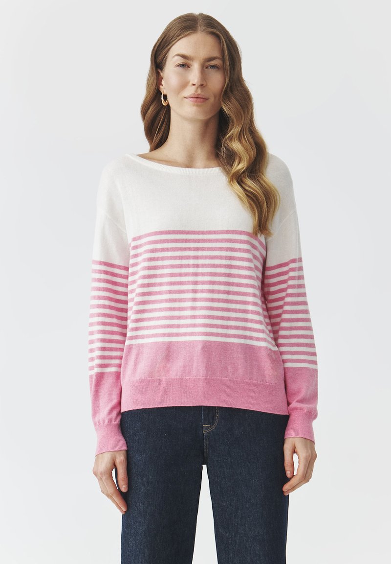 Gestreifter Pullover in Pink- und Weißtönen mit weitem Halsausschnitt und langen Ärmeln, hergestellt aus einem weichen Strickstoff. Mit geripptem Saum und Bündchen.