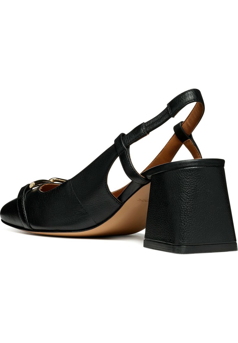 Talons en cuir noir avec un bout arrondi, présentant des côtés ouverts et un talon carré épais. Des accents en métal doré ajoutent du détail. Texture lisse.