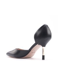 Escarpin noir en cuir avec un talon aiguille et un accent métallique sur le talon. Texture lisse et silhouette élégante.