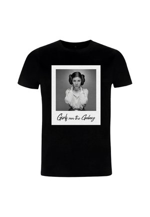 Czarny t-shirt z centralnym białym obramowaniem grafiki przedstawiającej dziewczynę z kokami, ubraną w jasny sweter, z napisem „Dziewczyny rządzą Galaktyką.”