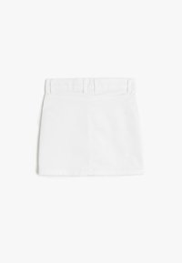 Minifalda de mezclilla blanca con cinturilla y trabillas, bolsillos traseros y un corte recto. Textura suave con mínimos detalles de costura.