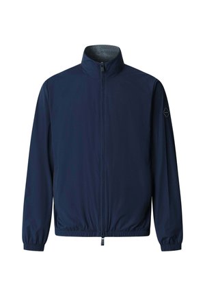 Chaqueta ligera azul marino con cremallera frontal completa, cuello alto, puños y dobladillo elásticos, y parche con logo en la manga izquierda.