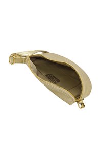 Sac pochette en métal doré avec une texture lisse. Il possède une fermeture éclaire, une poche intérieure et une bandoulière réglable pour un transport facile.