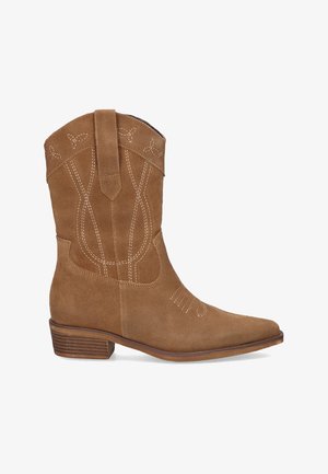 Bota vaquera de ante marrón con detalles cosidos, punta puntiaguda, lengüeta lateral y tacón apilado. Presenta una textura suave y un diseño clásico del oeste.