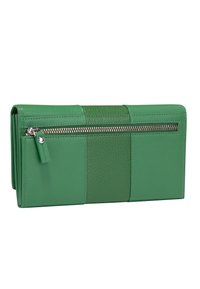 Portafoglio in pelle verde con un pannello testurizzato e sezioni lisce. Include un compartimento con zip e una chiusura a bottone a scatto.