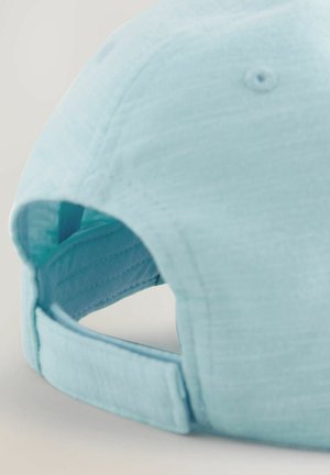 Svetlo modrá čiapka s hladkým textilným povrchom, so zakriveným vizierom a nastaviteľným popruhom na zadnej strane na prispôsobenie veľkosti.