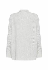 Fehér hosszú ujjú ing vékony fekete függőleges csíkokkal, széles mandzsettákkal és klasszikus gallérral, hátulról ábrázolva fehér háttéren.