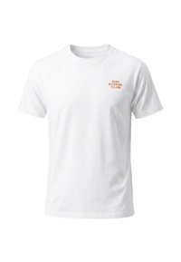 Άσπρο κοντομάνικο t-shirt με στρογγυλή λαιμόκοψη και μικρό πορτοκαλί κείμενο "SUN KISSED CLUB" στην αριστερή πλευρά του στήθους.
