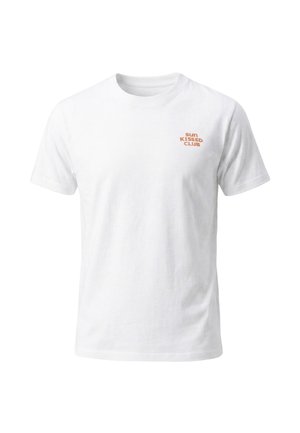 T-shirt blanc à manches courtes avec col rond et petit texte orange "SUN KISSED CLUB" sur le côté gauche de la poitrine.