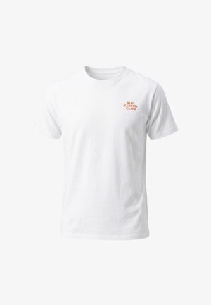 T-shirt blanc à manches courtes avec col rond et petit texte orange "SUN KISSED CLUB" sur le côté gauche de la poitrine.