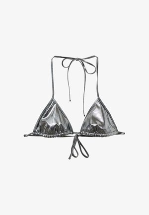 Sutien de bikinit din metalic argintiu cu cupe triunghiulare, cu bretele reglabile la gât și la spate, și detalii pliate pe margini.