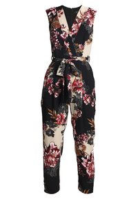 Svart blommig jumpsuit med omslagdesign, korta ärmar, knyt i midjan och livfulla mönster av rosa och krämfärgade blommor på mjukt tyg.