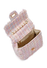 Bolso de tweed en tonos pastel con bordes deshilachados, herrajes dorados y una correa de cadena. Interior forrado con un bolsillo con cremallera. Cierre de solapa.