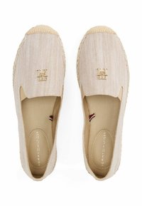 Beige espadrilles met een gemêleerd stoffen bovenwerk, ronde neus en jute details. Voorzien van een gouden logo en een stoffen voering met een vlagaccent.