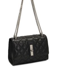 Borsa a tracolla in pelle nera trapuntata con hardware argentato, caratterizzata da un flap rettangolare e una chiusura metallica. Inclusa tracolla a catena.