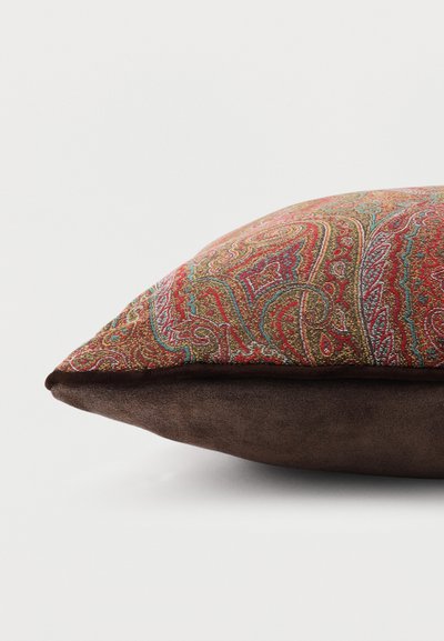 Coussin rectangulaire décoratif avec dos en daim marron et face en tissu à motif cachemire rouge aux tons bleus, verts et or.