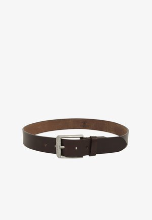 Cinturón de cuero marrón con una textura suave, que presenta una hebilla de metal plateado y múltiples agujeros para ajuste. Diseño clásico y funcional.
