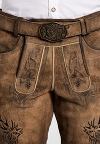 Lederhosen de ante marrón de gamuza con bordados intrincados, que cuentan con una hebilla de cinturón decorativa y patrones detallados en los bolsillos.