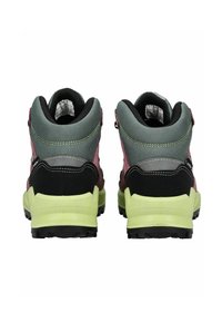 Botas de senderismo en negro, verde y burdeos con un exterior texturizado, cordones prominentes, cuello acolchado y una suela vibrante color verde lima.