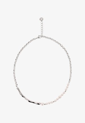 Colier din lanț de argint cu o bară curbată de argint și un rând de perle albe gradate pe o parte, cu închidere reglabilă cu cârlig.