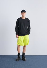 adidas Originals MEGABREAK - Treniņtērpa apakšdaļas - bahia glow