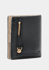 Portafoglio in pelle nera con finitura testurizzata, caratterizzato da una dettagli dorato sulla cerniera laterale e un interno beige con slot per carte.