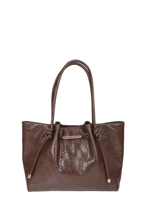 Bolso tote de cuero marrón oscuro con dos asas largas, frente fruncido con detalle de barra metálica y acentos con cordón anudado.