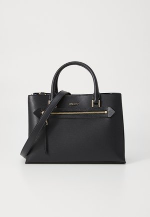 Bolsa de couro preta com duas alças superiores, uma alça de ombro destacável, ferragens douradas e um bolso frontal com fecho. Textura suave, forma estruturada.