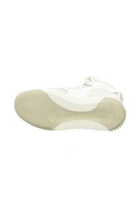 Sneaker mit weißem Obermaterial, das strukturierte Einsätze und einen Riemen aufweist. Translucente Gummisohle mit einem geriffelten Muster und Logodetail.