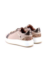 Un paio di sneakers platform beige con rifiniture in stampa animale, linguette metalliche sui talloni, dettagli glitter sui tacchi e il nome del marchio sul retro.