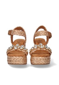 Sandalias de plataforma color tostado con correas trenzadas de yute, adornos de cristal en la parte frontal y una plantilla de ante. Correa ajustable con hebilla.