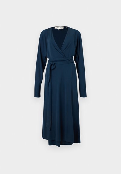 Φόρεμα μακρυμάνικο σε ναυτικό μπλε, με V-λαιμόκοψη και ζώνη στη μέση, μήκους μίντι, παρουσιασμένο σε απλό φωτεινό φόντο.