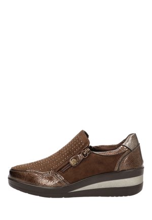Zapato marrón tipo slip-on con pequeñas tachuelas metálicas, cremallera lateral y suela de cuña baja diseñado para comodidad y facilidad de uso.