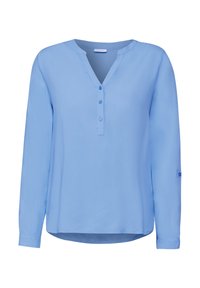 Chemise à manches longues bleu clair avec un col en V, une patte de boutonnage et un ourlet arrondi. Fabriquée en tissu lisse avec des détails de poignets ajustés.