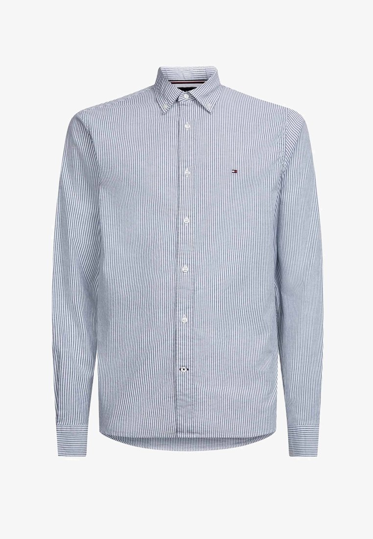 Chemise homme à manches longues à rayures verticales blanches et bleu clair avec un petit logo sur la poitrine gauche.