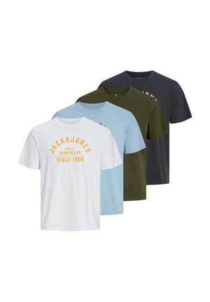 Vier kurzärmelige Rundhals-T-Shirts in Weiß, Hellblau, Olivgrün und Dunkelmarine, mit Text auf der Vorderseite des weißen Shirts.