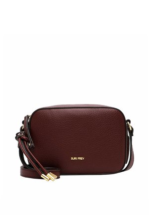 Borsa a tracolla in pelle marrone scuro con texture, accessori dorati e tracolla regolabile, design compatto rettangolare di Suri Frey.