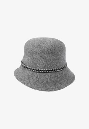 Sombrero de cubo gris con un detalle de cadena trenzada negra alrededor de la base de la copa, sobre un fondo blanco.