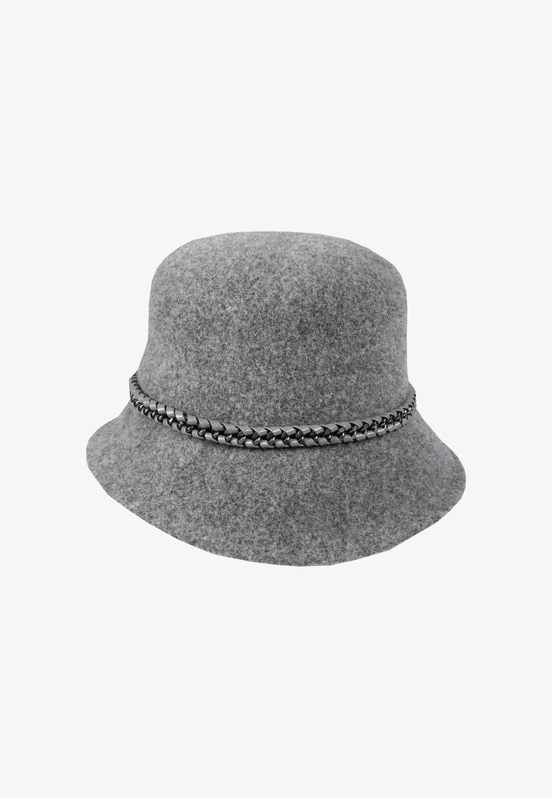 Cappello a secchi grigio con dettaglio in catena nera intrecciata attorno alla base della corona, poggiato su uno sfondo bianco.