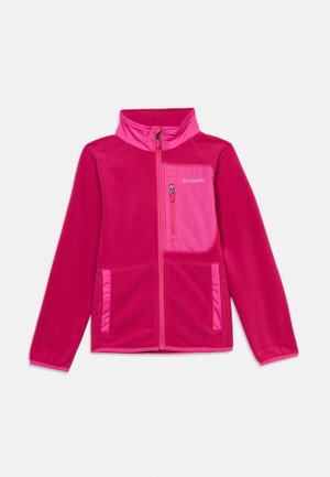 Jasnoružová flísová bunda Columbia s celým predným zipsom, na zips uzatvárateľným vreckom na hrudi a dvoma bočnými vreckami, zobrazená na bielom pozadí.