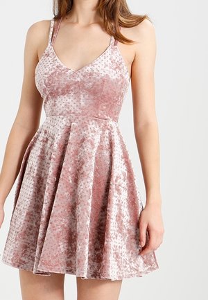 Różowa aksamitna sukienka bez rękawów z cienkimi ramiączkami, dopasowaną górą i rozkloszowanym dołem z delikatną kropkowaną fakturą.